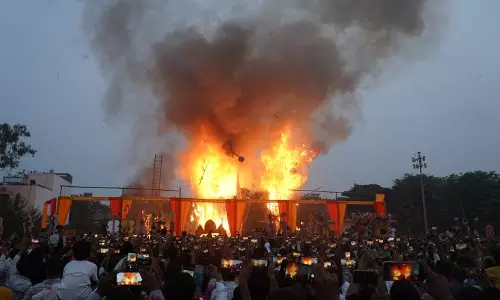Haryana : पानीपत में 100 फुट ऊंचे राक्षसराज के पुतले ने खींची भीड़ Haryana : पानीपत में 100 फुट ऊंचे राक्षसराज के पुतले ने खींची भीड़