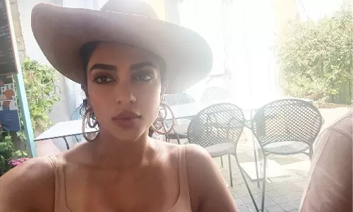 Sobhita Dhulipala ने अपनी सेल्फी की आदत के लिए खुद को भारतीय Uncle कहा Sobhita Dhulipala ने अपनी सेल्फी की आदत के लिए खुद को भारतीय Uncle कहा