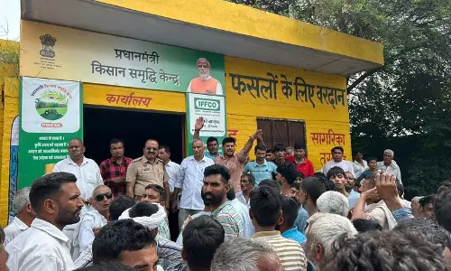 Haryana :  किसानों ने लाठीचार्ज का आरोप लगाया, पुलिस को खाद की दुकान में बंद किया