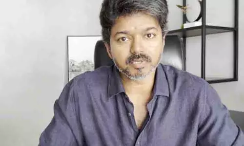 DMK ने राज्य सरकार को उन्हें गिरफ्तार करने की चुनौती देने के लिए विजय की आलोचना की DMK ने राज्य सरकार को उन्हें गिरफ्तार करने की चुनौती देने के लिए विजय की आलोचना की
