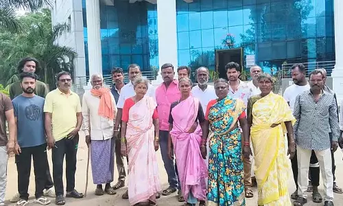 Ramnagar: ग्रामीणों ने एसपी कार्यालय के सामने किया प्रदर्शन Ramnagar: ग्रामीणों ने एसपी कार्यालय के सामने किया प्रदर्शन