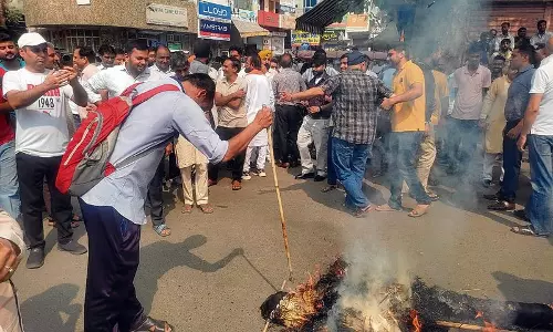 Haryana : फतेहाबाद के व्यापारियों ने अतिक्रमण अभियान के विरोध में दुकानें बंद कीं Haryana : फतेहाबाद के व्यापारियों ने अतिक्रमण अभियान के विरोध में दुकानें बंद कीं