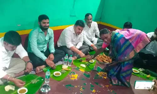 Karnataka : विधायक ने महिला के घर भोजन किया