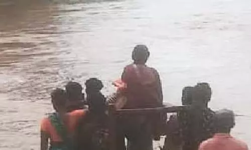 गरियाबंद के गांव में सड़क और पुल का अभाव, मरीज-गर्भवती के लिए कंधा ही एकमात्र सहारा