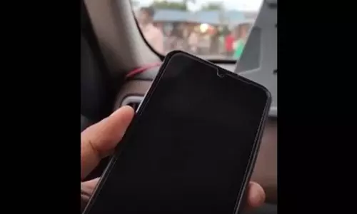 जब मासूम बच्चे ने 112 पर कॉल कर दिया, शिकायत सुनकर चौंके पुलिसकर्मी जब मासूम बच्चे ने 112 पर कॉल कर दिया, शिकायत सुनकर चौंके पुलिसकर्मी