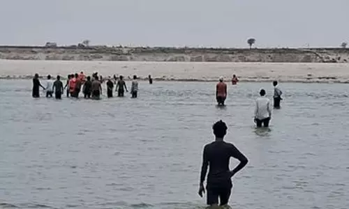 Ballia: युवक गंगा में डूबा, बचाव दल कर रहा खोज Ballia: युवक गंगा में डूबा, बचाव दल कर रहा खोज