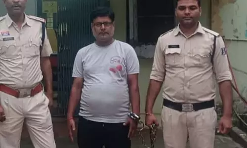 महिला वर्ल्ड कप में सट्टा लगवा रहा था रायपुर का कारोबारी महिला वर्ल्ड कप में सट्टा लगवा रहा था रायपुर का कारोबारी