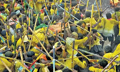 Bellary : देवघट्टा मेले में लाठी-डंडों से झड़प में दो की मौत Bellary : देवघट्टा मेले में लाठी-डंडों से झड़प में दो की मौत