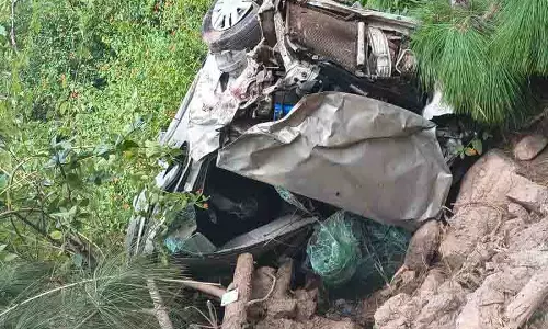Sirmaur में कार खाई में गिरने से दो की मौत, तीन घायल Sirmaur में कार खाई में गिरने से दो की मौत, तीन घायल