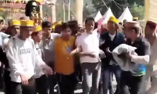 Kullu दशहरा में श्रद्धालुओं के साथ तहसीलदार की झड़प से हंगामा Kullu दशहरा में श्रद्धालुओं के साथ तहसीलदार की झड़प से हंगामा