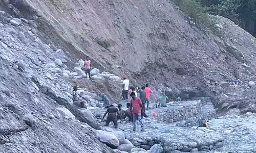 Manali मार्ग अधर में, बाढ़ प्रभावित जीवनरेखा देरी से चल रही Manali मार्ग अधर में, बाढ़ प्रभावित जीवनरेखा देरी से चल रही