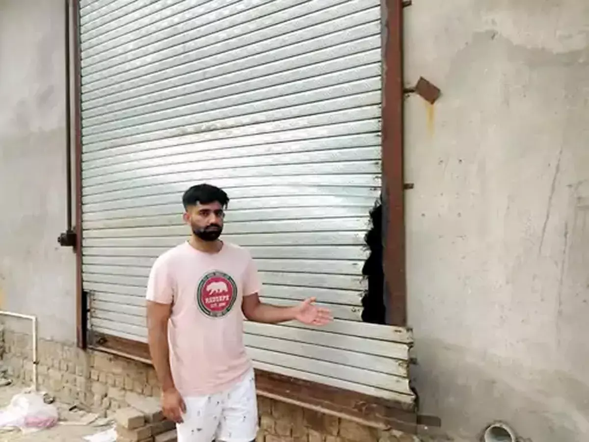 Fatehabad: नकाबपोश चोरों ने कपड़ों का शोरूम खाली किया Fatehabad: नकाबपोश चोरों ने कपड़ों का शोरूम खाली किया