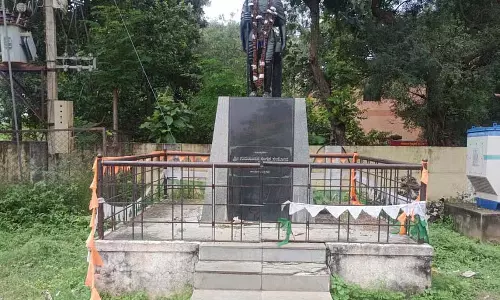 उपेक्षित गांधी प्रतिमा: जनता की आलोचना