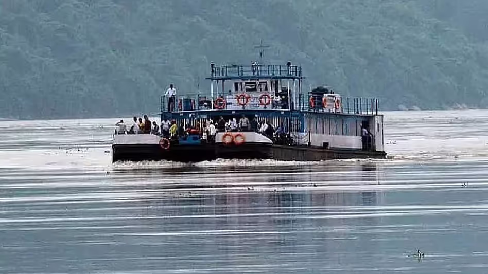 Assam : ब्रह्मपुत्र नदी में नौका फंसने के बाद 88 यात्रियों को बचाया गया