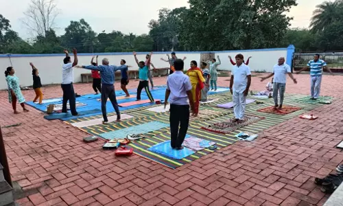 योग प्रशिक्षण के साथ दे रहे आयुर्वेद , दर्शन व वेद का परिचय