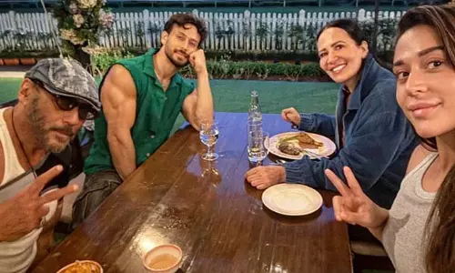 Tiger Shroff ने परिवार के साथ डिनर डेट का आनंद लिया Tiger Shroff ने परिवार के साथ डिनर डेट का आनंद लिया