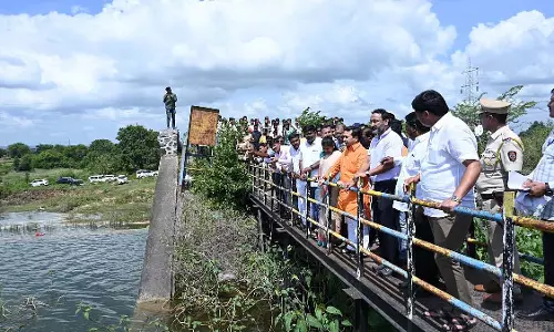 Maharashtra : मंत्री नितेश राणे ने फुलंबरी बांध के पास क्षतिग्रस्त क्षेत्रों का निरीक्षण किया Maharashtra : मंत्री नितेश राणे ने फुलंबरी बांध के पास क्षतिग्रस्त क्षेत्रों का निरीक्षण किया
