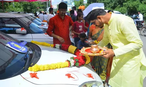 डोंबिवली में दशहरा पर वाहनों की खरीदारी में बढ़ोतरी; RTO ने इलेक्ट्रिक वाहनों सहित 606 वाहनों का पंजीकरण किया डोंबिवली में दशहरा पर वाहनों की खरीदारी में बढ़ोतरी; RTO ने इलेक्ट्रिक वाहनों सहित 606 वाहनों का पंजीकरण किया