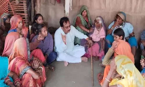 Pandhana: डॉ. शाह ने परिवारों से भेंट कर किया सांत्वना का इज़हार Pandhana: डॉ. शाह ने परिवारों से भेंट कर किया सांत्वना का इज़हार