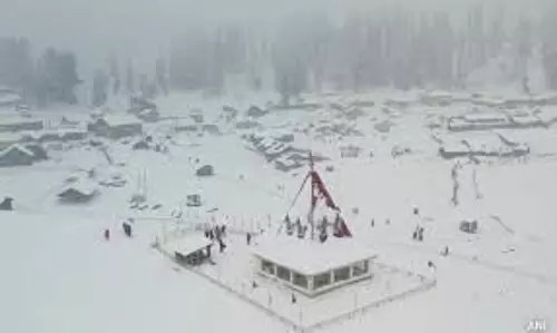 Gulmarg: बर्फबारी ने गुलमर्ग को बनाया श्वेत चादर में Gulmarg: बर्फबारी ने गुलमर्ग को बनाया श्वेत चादर में