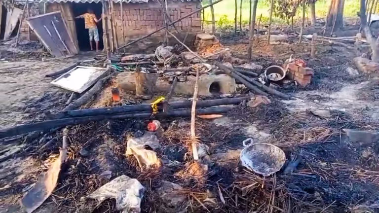Nagaland के संदिग्ध उपद्रवियों ने असम के गोलाघाट जिले में घरों में आग लगा दी Nagaland के संदिग्ध उपद्रवियों ने असम के गोलाघाट जिले में घरों में आग लगा दी