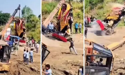 MP : राजगढ़ में विसर्जन के लिए 15 फीट ऊंची देवी काली की मूर्ति उठाते समय क्रेन पलटी