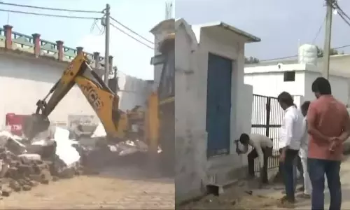 Sambhal में दूसरी कार्रवाई में मस्जिद और मैरिज हॉल ध्वस्त Sambhal में दूसरी कार्रवाई में मस्जिद और मैरिज हॉल ध्वस्त