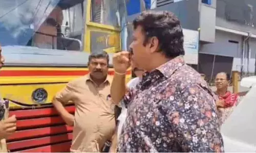 मंत्री ने रास्ते में KSRTC बस रोकी, कर्मचारियों को डांटा