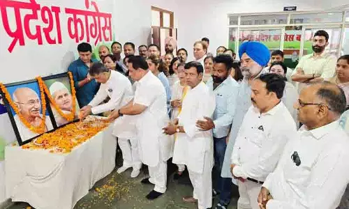 कांग्रेस नेताओं ने Mahatma Gandhi और लाल बहादुर शास्त्री को पुष्पांजलि अर्पित की