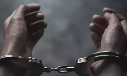 18 वर्षीय लड़की को जलाने का प्रयास; पड़ोसी गिरफ्तार