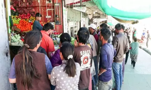 लद्दाख प्रशासन द्वारा कर्फ्यू में ढील दिए जाने के बाद लेह निवासियों ने दैनिक गतिविधियां शुरू कीं लद्दाख प्रशासन द्वारा कर्फ्यू में ढील दिए जाने के बाद लेह निवासियों ने दैनिक गतिविधियां शुरू कीं