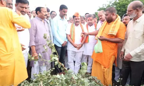 Aland : विभिन्न स्थानों पर विजयादशमी का त्यौहार धूमधाम से मनाया गया Aland : विभिन्न स्थानों पर विजयादशमी का त्यौहार धूमधाम से मनाया गया