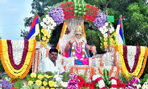 Basavakalyan : खुले वाहन में रंभपुरीश्री अडापल्लक्की की बारात Basavakalyan : खुले वाहन में रंभपुरीश्री अडापल्लक्की की बारात