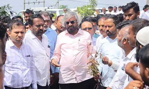 Karnataka : मंत्री खांडरे ने फसल क्षतिग्रस्त क्षेत्रों का दौरा किया