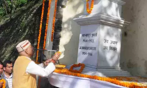 राज्यपाल, CM ने महात्मा गांधी, लाल बहादुर शास्त्री को श्रद्धांजलि अर्पित की