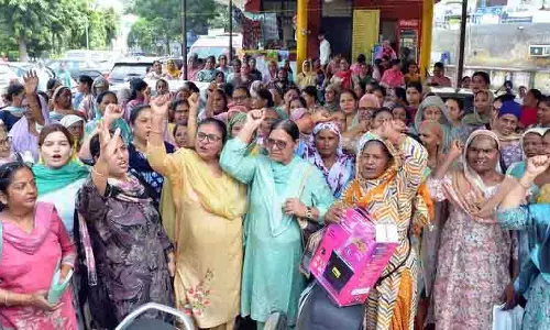 Anganwadi कार्यकर्ताओं ने दिवाली से पहले बकाया मानदेय जारी करने की मांग की Anganwadi कार्यकर्ताओं ने दिवाली से पहले बकाया मानदेय जारी करने की मांग की