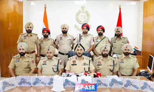 Amritsar में सीमा पार से हथियार और नशीले पदार्थों की तस्करी के आरोप में किशोर समेत पांच गिरफ्तार Amritsar में सीमा पार से हथियार और नशीले पदार्थों की तस्करी के आरोप में किशोर समेत पांच गिरफ्तार