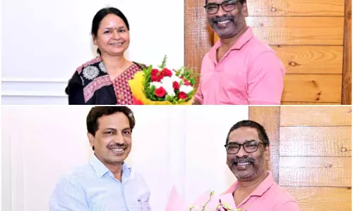 Ranchi: सीएम से राज्य निर्वाचन आयुक्त व विकास आयुक्त ने की मुलाकात