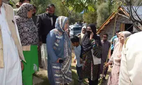 Sakina ने अग्नि प्रभावित परिवारों से मुलाकात की, वित्तीय सहायता प्रदान की Sakina ने अग्नि प्रभावित परिवारों से मुलाकात की, वित्तीय सहायता प्रदान की