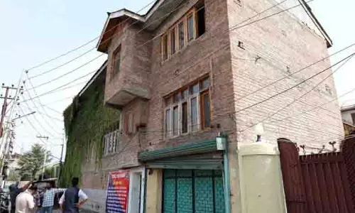 SRINAGAR: पुलिस ने गिलानी के पार्टी कार्यालय को कुर्क किया