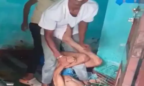 भांजे ने मामा को बंधक बनाकर की बेरहमी से पिटाई, वीडियो वायरल