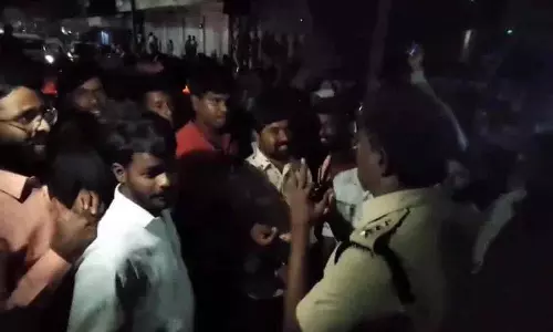 पुलिस अधिकारी ने रेवंत के दौरे के दौरान धैर्य रखने को कहा पुलिस अधिकारी ने रेवंत के दौरे के दौरान धैर्य रखने को कहा