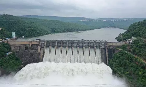 श्रीशैलम परियोजना में बाढ़ जारी.. 10 गेट हटाए गए श्रीशैलम परियोजना में बाढ़ जारी.. 10 गेट हटाए गए