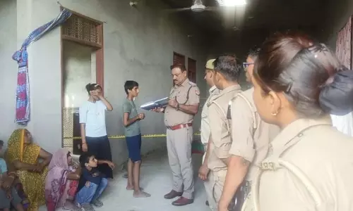 चुन्नी से लटकी मिली महिला की लाश, जांच में जुटी पुलिस चुन्नी से लटकी मिली महिला की लाश, जांच में जुटी पुलिस