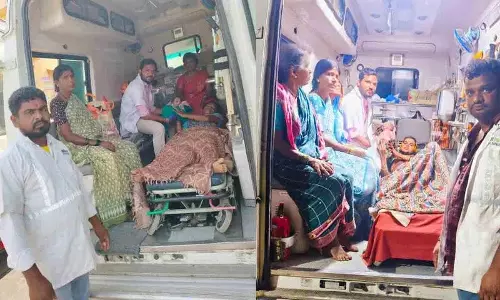 गर्भवती महिला का एम्बुलेंस में प्रसव..माँ और बच्चा सुरक्षित गर्भवती महिला का एम्बुलेंस में प्रसव..माँ और बच्चा सुरक्षित