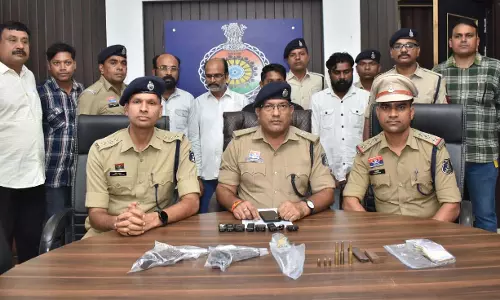 CG BREAKING: अवैध शराब एवं हथियार तस्करी मामलें में चार आरोपी गिरफ्तार CG BREAKING: अवैध शराब एवं हथियार तस्करी मामलें में चार आरोपी गिरफ्तार