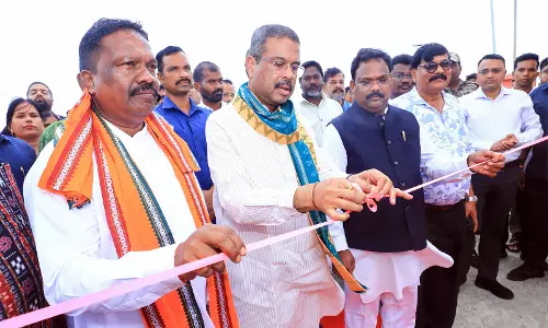 केंद्रीय मंत्री धर्मेंद्र प्रधान ने Odisha के संबलपुर में मछली पालन सुविधा का किया उद्घाटन