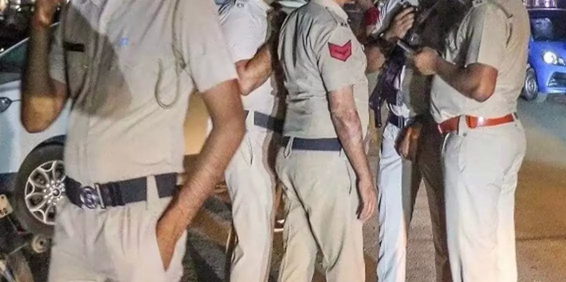 छापेमारी करने पहुंची पुलिस टीम ने की मारपीट, पिस्टल तानने का भी आरोप छापेमारी करने पहुंची पुलिस टीम ने की मारपीट, पिस्टल तानने का भी आरोप
