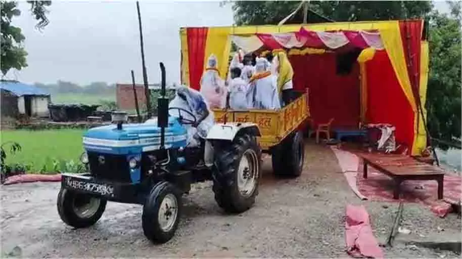 Mirzapur: मां के भक्तों में दिखा उत्तसाह, झमाझम बारिश के बीच की मूर्ति विसर्जन Mirzapur: मां के भक्तों में दिखा उत्तसाह, झमाझम बारिश के बीच की मूर्ति विसर्जन