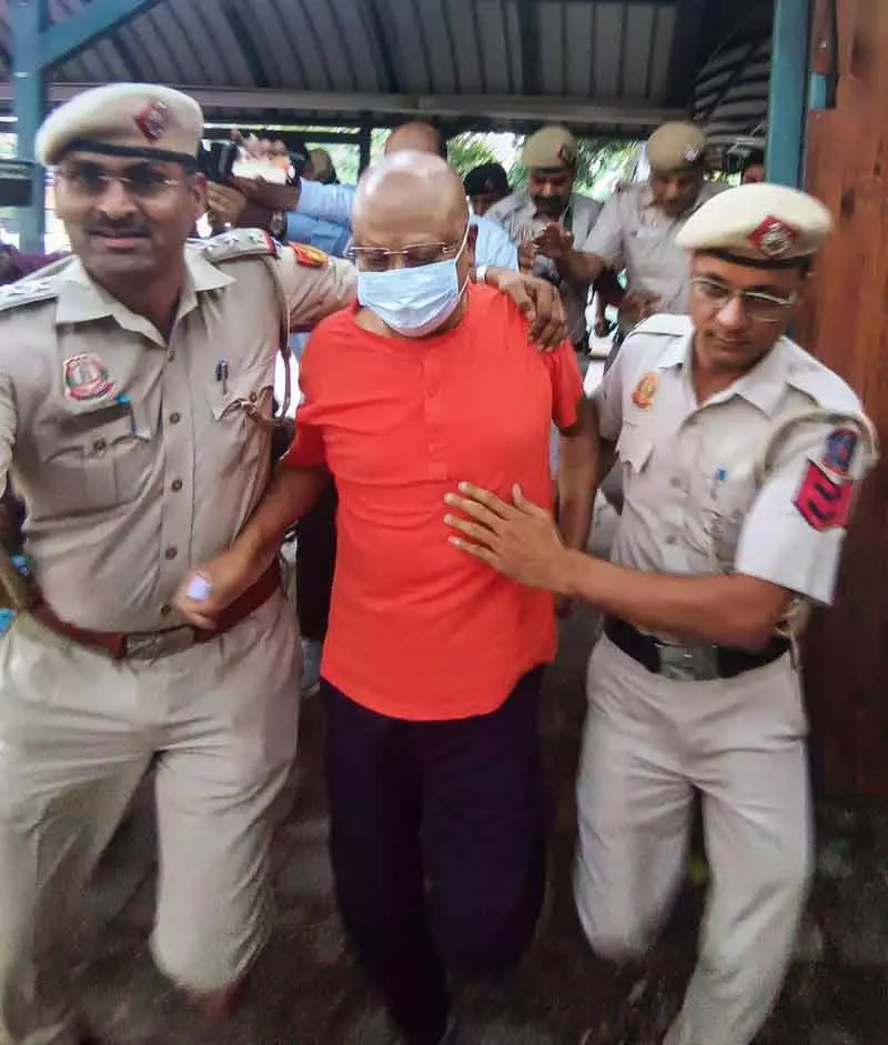 स्वयंभू धर्मगुरु को 14 दिन की न्यायिक हिरासत में भेजा गया स्वयंभू धर्मगुरु को 14 दिन की न्यायिक हिरासत में भेजा गया